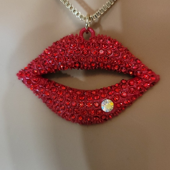 Betsey Johnson Lips Pendant Long Necklace - Picture 3 of 7